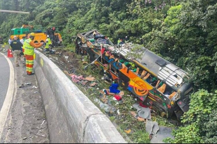 Nueve fallecidos y diez heridos en un accidente entre un tractocamión y un microbús en Brasil