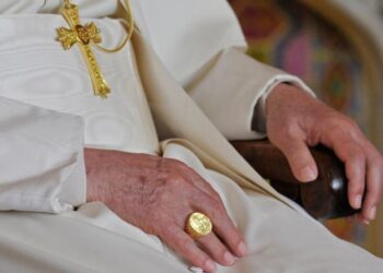 Anulan el Anillo del Pescador de Francisco 16 días después de su muerte