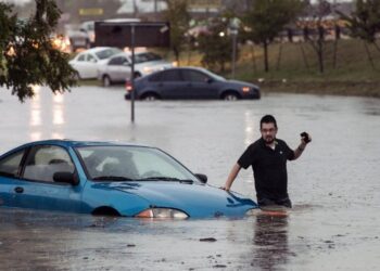 Fuertes tormentas dejan a más de 220 mil hogares sin electricidad en Texas