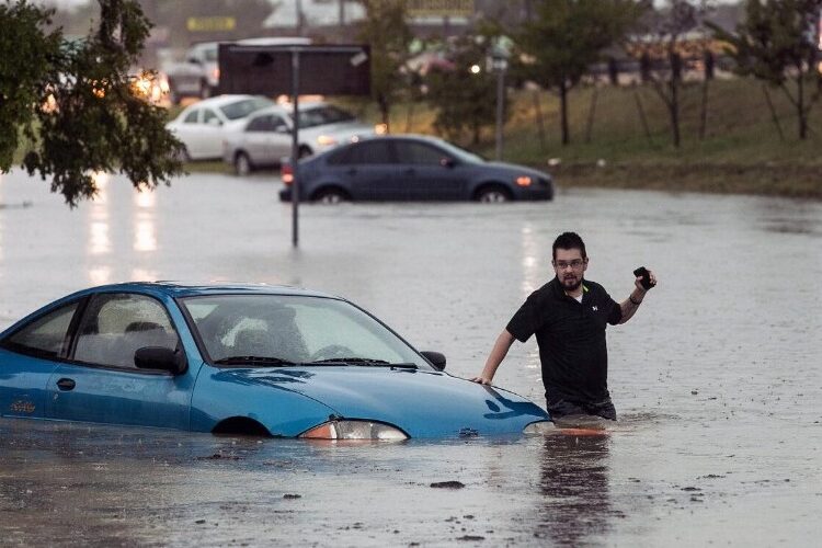 Fuertes tormentas dejan a más de 220 mil hogares sin electricidad en Texas