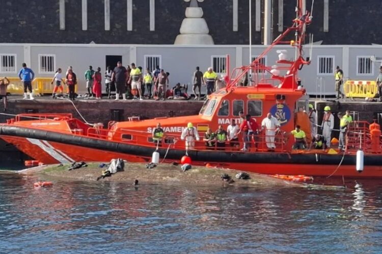 Fallecen cuatro mujeres y tres niñas migrantes tras volcarse una barca en España