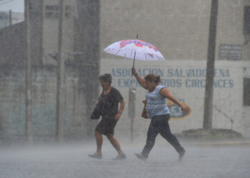 Onda tropical provocará lluvias esta tarde y noche, advierte Medio Ambiente