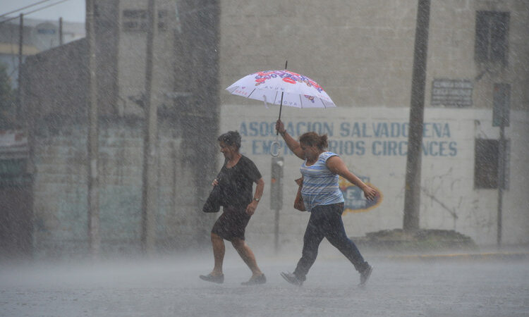 Onda tropical provocará lluvias esta tarde y noche, advierte Medio Ambiente
