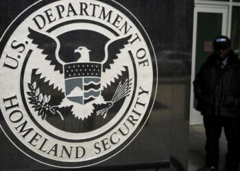 Gobierno de Donald Trump ofrece $1000 a los migrantes por autodeportarse