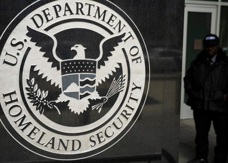 Gobierno de Donald Trump ofrece $1000 a los migrantes por autodeportarse