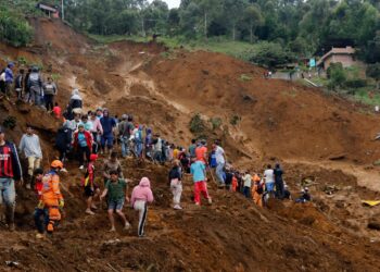 Ascienden a 10 los fallecidos por crecida de río en la ciudad colombiana de Bello