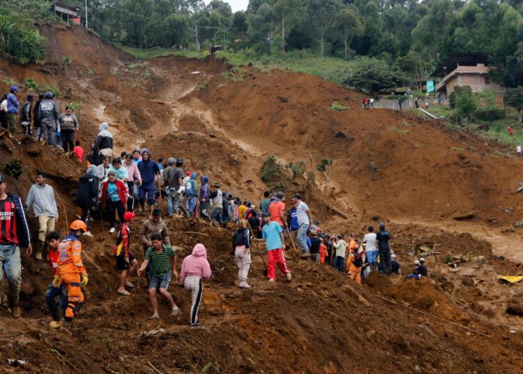 Ascienden a 10 los fallecidos por crecida de río en la ciudad colombiana de Bello