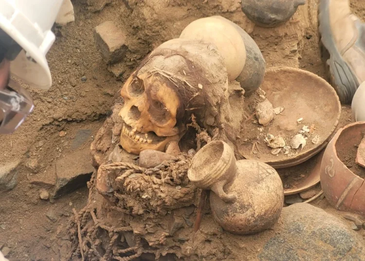 Hallan una momia con más de mil años en Perú