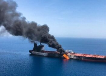 Al menos tres fallecidos tras incendio en un buque cisterna al sur de Irán