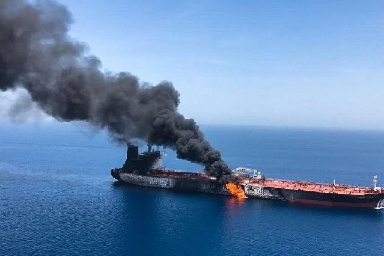 Al menos tres fallecidos tras incendio en un buque cisterna al sur de Irán