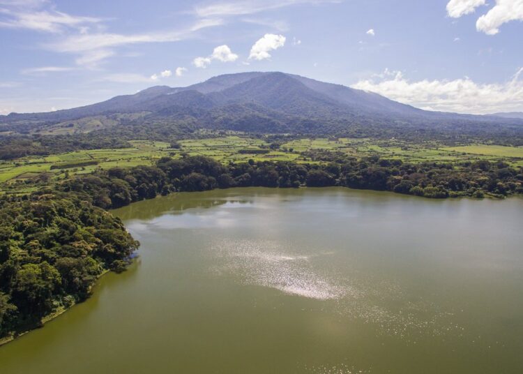 Recuperan cuerpo de joven desaparecido en la Laguna de Chanmico, San Juan Opico