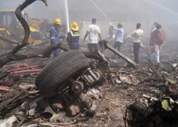 Avión con 242 personas a bordo con destino a Londres se estrelló al despegar de la India