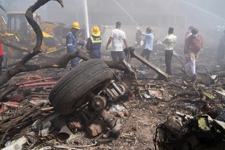 Avión con 242 personas a bordo con destino a Londres se estrelló al despegar de la India