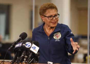 Alcaldesa de Los Ángeles declaró toque de queda tras manifestaciones