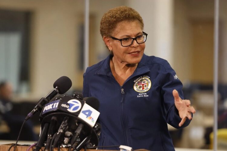 Alcaldesa de Los Ángeles declaró toque de queda tras manifestaciones