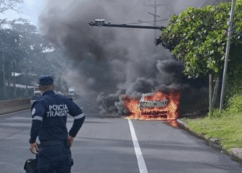 Automóvil es consumido por llamas en Santa Ana