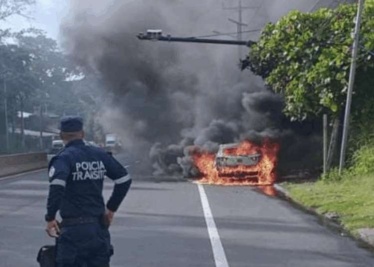Automóvil es consumido por llamas en Santa Ana