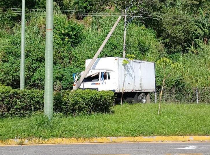 Tres personas resultaron lesionadas en un choque de camiones en San Marcos 