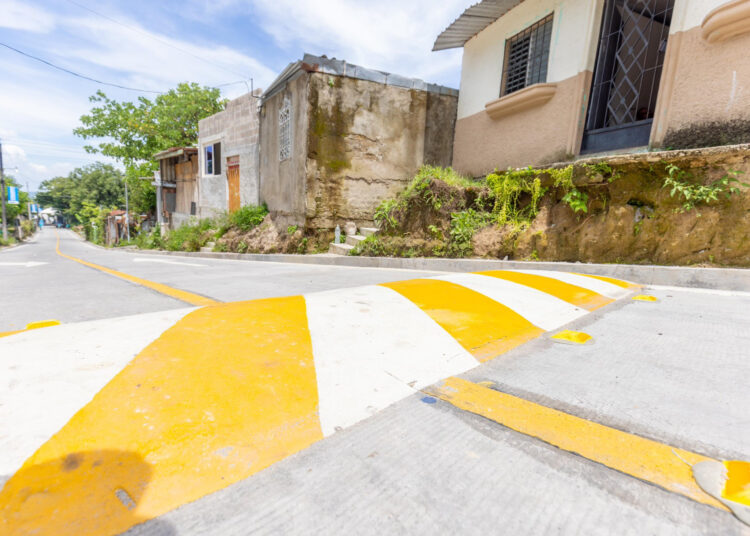 DOM entrega nueva calle señalizada en Mejicanos