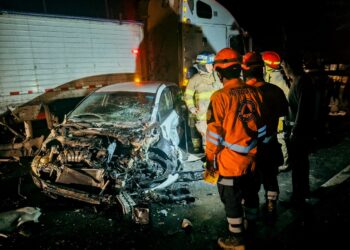 Rastra impacta contra varios vehículos en la carretera de Sonsonate 