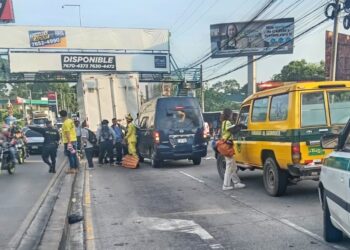 Motorista impacta contra un camión por no guardar la distancia 