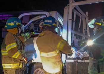 Conductor sobrevivió tras quedar atrapado en un accidente vehicular