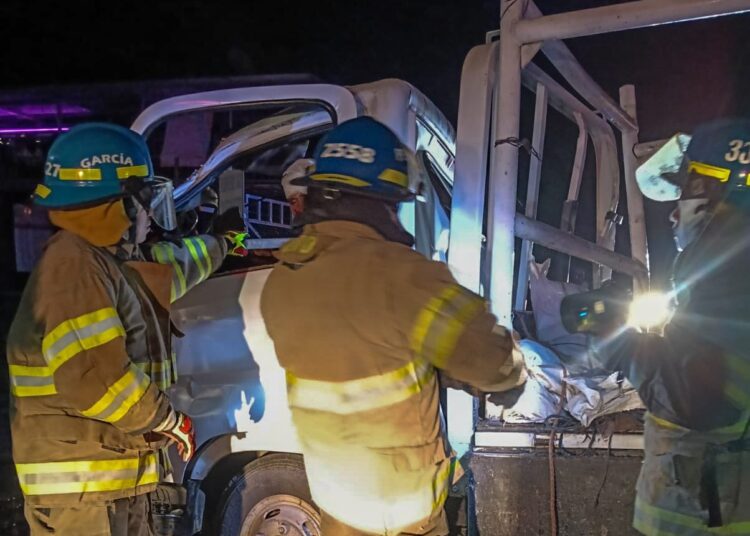Conductor sobrevivió tras quedar atrapado en un accidente vehicular