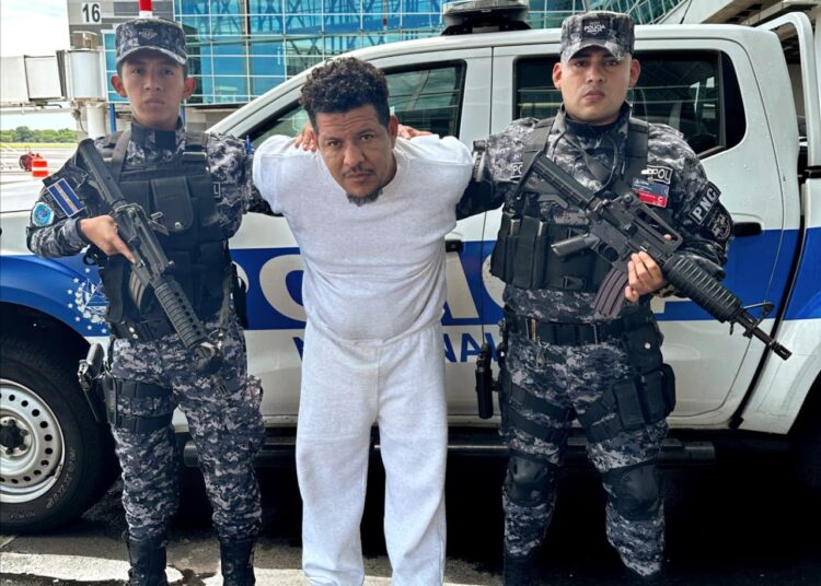 Capturan a deportado acusado de homicidio 