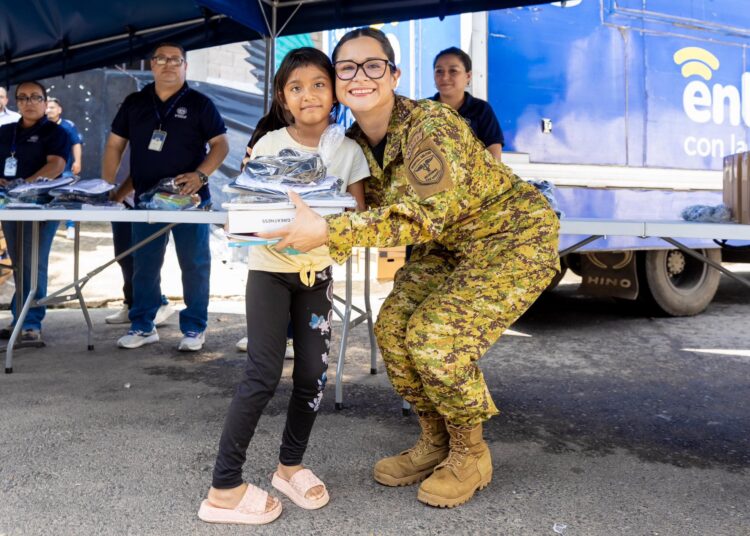 Ministerio de Educación entregó donativo a estudiantes de la Tutunichapa 