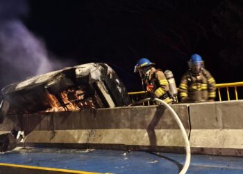 Persona muere al interior de su vehículo tras incendiarse en San Miguel