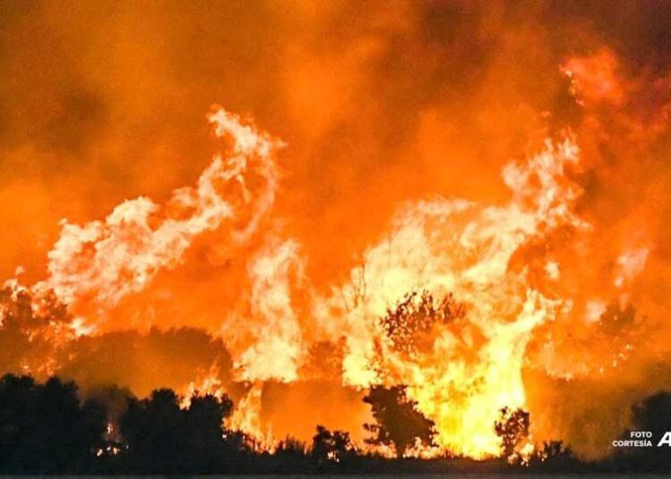 Incendios arrasan en Europa: dejan al menos seis muertos y miles de desplazados