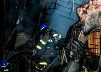 Bomberos controló incendio en una llantera en Apopa