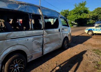 Siete estudiantes resultan lesionados tras vuelco de transporte escolar 