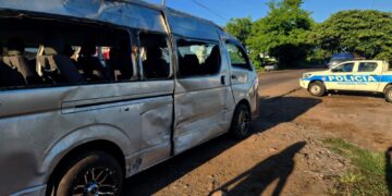 Siete estudiantes resultan lesionados tras vuelco de transporte escolar 