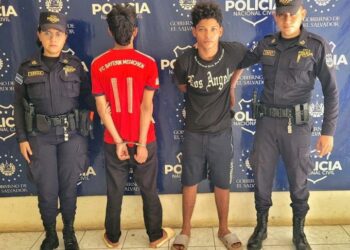 Jóvenes son capturados por robarse una moto en San Miguel 