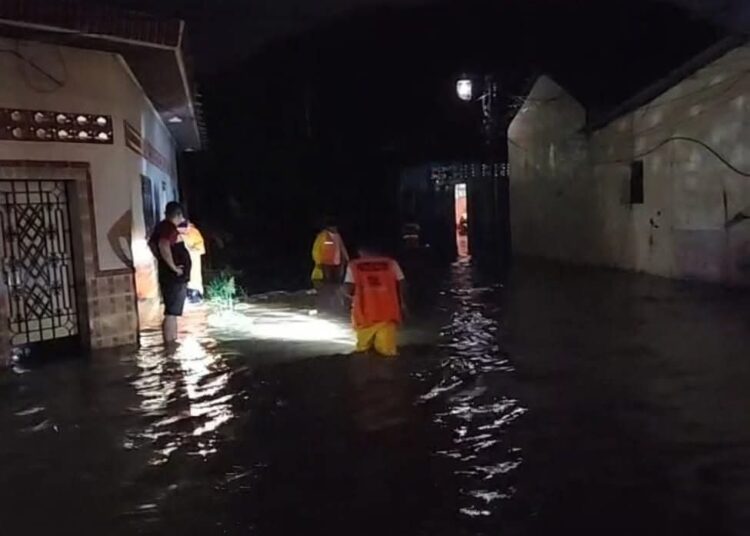 Evacuan a personas por intensas lluvias en Santa Rosa de Lima 