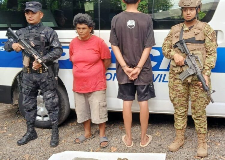 Mujer y menor de edad caen por tráfico de marihuana en Santa Ana.