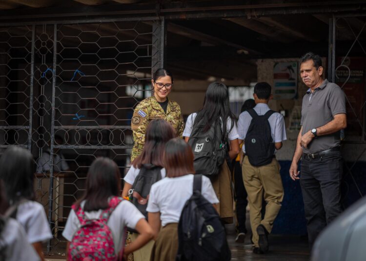 Ministra Trigueros continúa realizando verificaciones en los centros escolares