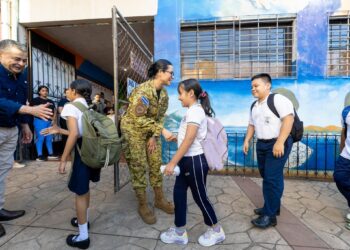Ministra de Educación verifica cumplimiento de medidas disciplinarias en centro escolar de La Libertad