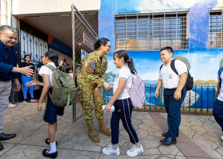 Ministra de Educación verifica cumplimiento de medidas disciplinarias en centro escolar de La Libertad