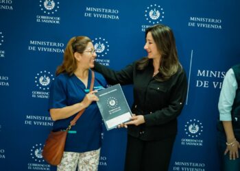 Ministra de Vivienda entregó escrituras a familias que esperaron hasta 39 años por un documento legal 