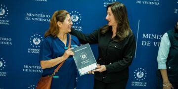 Ministra de Vivienda entregó escrituras a familias que esperaron hasta 39 años por un documento legal