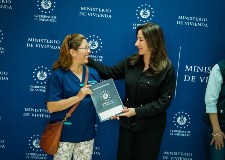 Ministra de Vivienda entregó escrituras a familias que esperaron hasta 39 años por un documento legal 