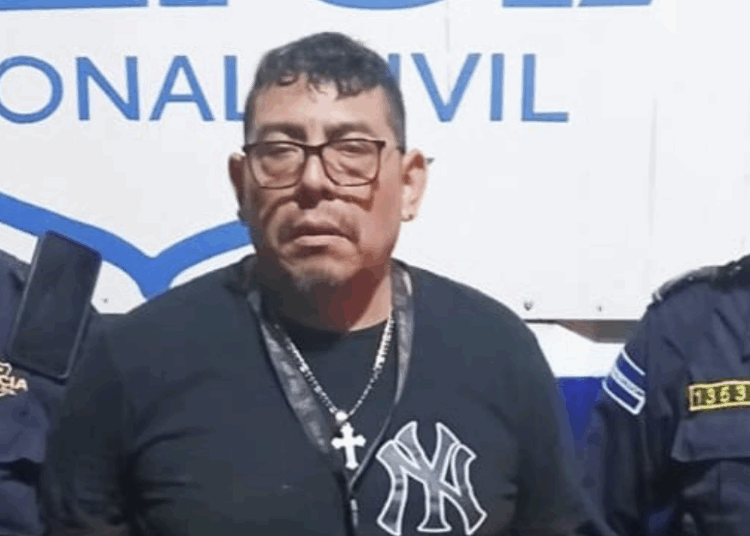 Capturan a hombre ebrio con arma y munición en Santa Ana 