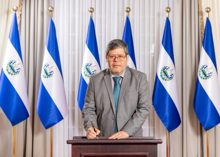 Presidente Bukele juramenta a Dagoberto Arévalo como nuevo presidente de ANDA 