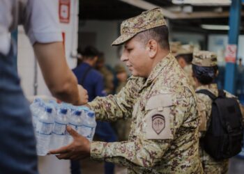 Elementos de la Fuerza Armada apoyan la entrega de agua potable en el Área Metropolitana de San Salvador