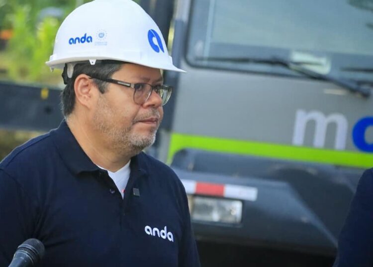 Gobierno asegura la distribución de agua potable en San Salvador y La Libertad 