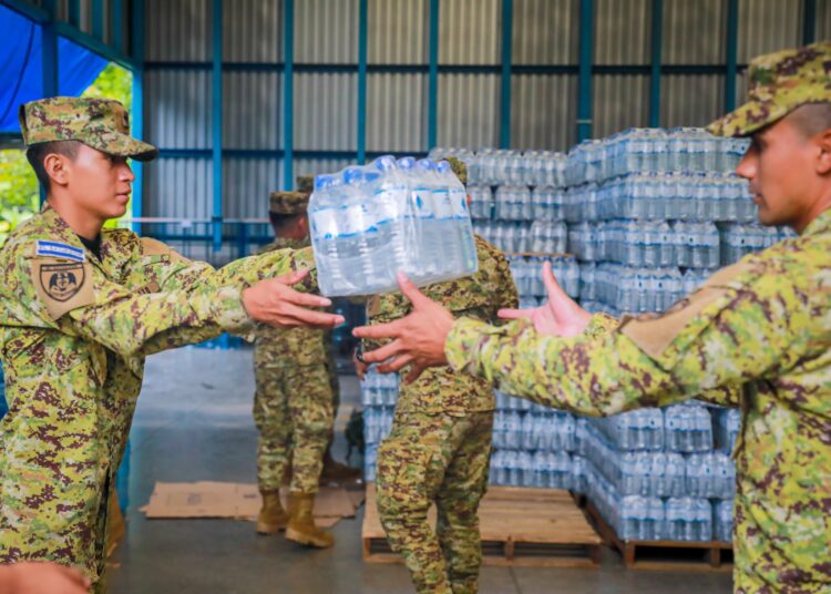 Más de 500 familias de Santa Tecla son abastecidas con agua potable 