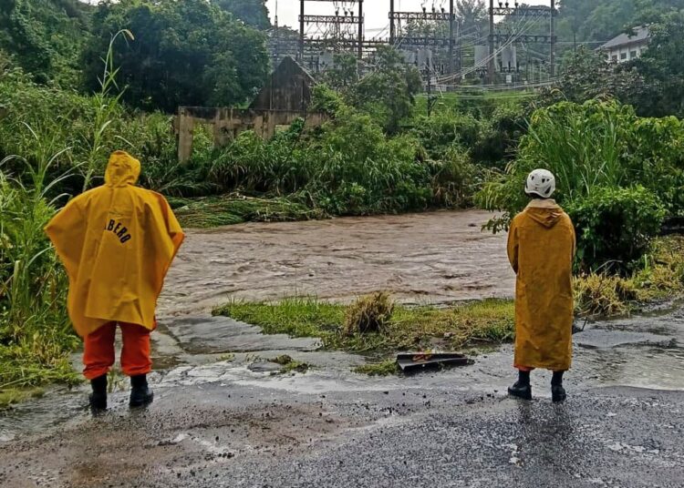 Habilitan calle hacia Agua Caliente tras cierres por acumulación de agua y escombros 