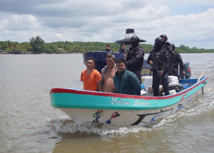 Capturan a tres sujetos con cocaína valorada en $9 millones frente a las costas de Sonsonate 